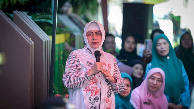 Ketua TP PKK Kota Makassar Indira Yusuf Ismail melakukan peninjauan ke Posyandu Palm 5 di Kelurahan Bara-baraya Kecamatan Makassar, Rabu (19/06/2024).