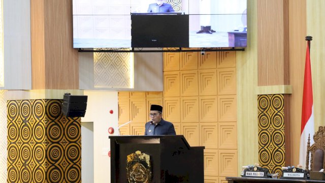 Danny Pomanto di Ruang Rapat Paripurna DPRD Makassar, Sabtu (22/6/2024) malam.
