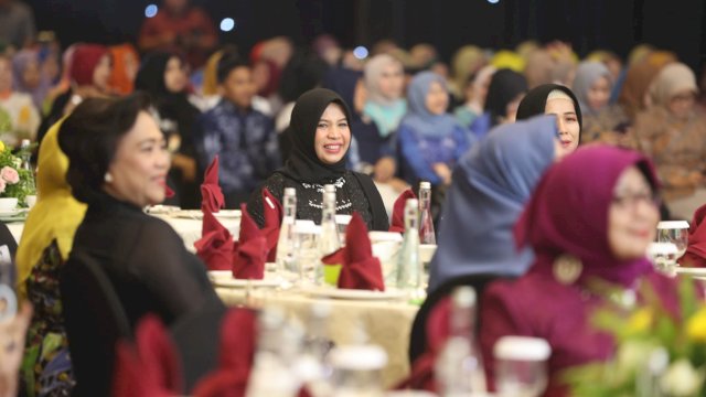 Pj Ketua Dharma Wanita Persatuan (DWP) Kota Makassar, Fadliah Firman, turut serta dalam Sarasehan Asosiasi Pemerintah Kota Seluruh Indonesia (APEKSI) XVII yang diadakan di Hotel Novotel, Kota Balikpapan, pada Selasa, (04/06/2024).