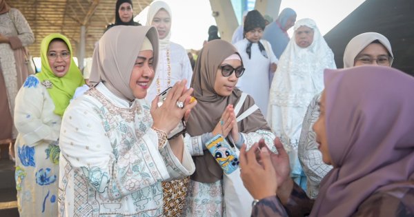 Indira Yusuf Ismail Bersama Danny Pomanto Sholat Idul Adha di Lapangan Karebosi, Ajak Masyarakat Makassar Berbagi dan Berqurban