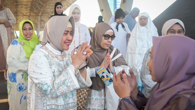 Ketua TP PKK Kota Makassar Indira Yusuf Ismail melaksanakan shalat idul adha 1445 Hijriah bersama Wali Kota Makassar Moh Ramdhan Pomanto dan keluarga besar di Lapangan Karebosi, Senin (17/06/2024).