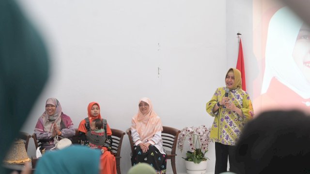 Peningkatan kapasitas diri seluruh Sekretaris TP PKK Kelurahan dan Bendahara PKK Kecamatan se-Kota Makassar lewat Capacity Building di Aula Kantor TP PKK Kota Makassar, Selasa (25/06/2024).