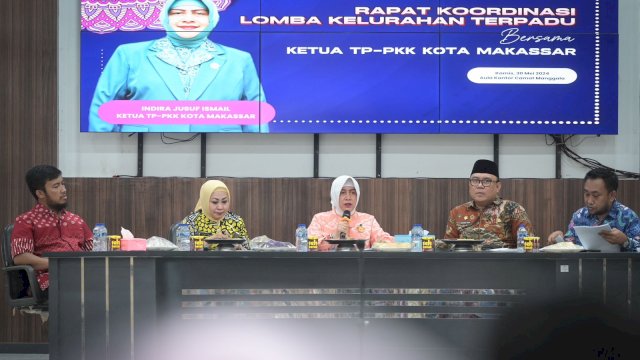 Ketua TP PKK Kota Makassar Indira Yusuf Ismail memimpin Rapat Koordinasi Lomba Kelurahan Terpadu di Aula Kantor Kecamatan Manggala, Kamis (30/05/2024).