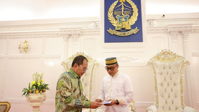 Wali Kota Makassar Moh Ramdhan Pomanto mengantar undangan resmi F8 kepada Pj Gubernur Sulsel Prof Zudan Arif Fakrulloh di Rujab Gubernur, Minggu, (21/07/2024).