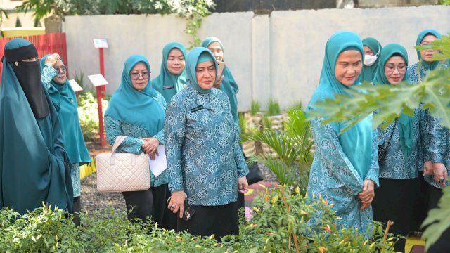 Indira Yusuf Ismail Dampingi Pj Ketua TP PKK Sulsel Tinjau Kelurahan Manggala dalam Verifikasi Lomba Kelurahan pada Rabu (26/06/2024).