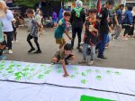 Anak-anak Bubuhkan Cap Tangan Bentuk Dukungan Rakyat Palestina di CFD Boulevard