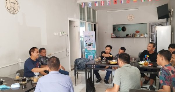 Sambangi Jurnalis KJP di Lapak Kopi Abangda, ARB: Politik Mesti Riang Gembira