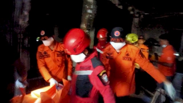 Tim BPBD Makassar melakukan evakuasi korban kebakaran di Tanjung Merdeka. Foto: dok