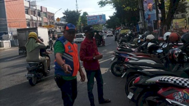 TRC PD Parkir Makassar lakukan teguran pada jukir di sekitaran Jl Gunung Bawakaraeng. Foto: dok