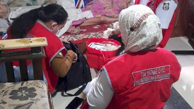 Aktivitas Dottoro'ta yang melakukan kunjungan langsung ke rumah warga. Foto: dok 