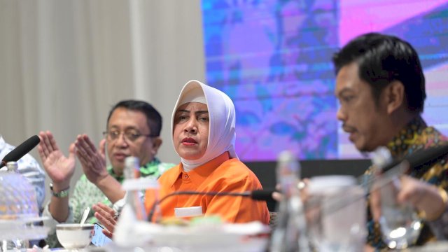 Ketua Tim Penggerak PKK Kota Makassar, Indira Yusuf Ismail, memimpin rapat persiapan untuk menghadapi penilaian Lomba Kelurahan Terpadu tingkat nasional di Aula Kediaman Pribadinya, Kamis malam (11/07/2024).