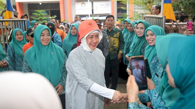 Ketua TP PKK Kota Makassar Indira Yusuf Ismail melakukan kunjungan perdananya ke wilayah kepulauan. Indira bersama Wali Kota Makassar Moh Ramdhan Pomanto berkunjung ke Pulau Barrang Lompo, Jumat (12/07/2024).