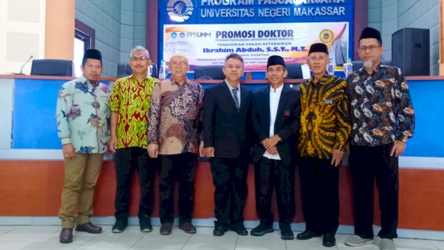 Dr Ibrahim Abduh SST MT bersama civitas akademika PNUP (empat dari kanan). 