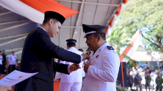 Bupati MYL menyematkan tanda pengukuhan pada kepala desa sekabupaten Pangkep. Foto: HN/MY Yahya