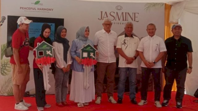Moment serah terima kunci unit Jasmine Residence. (Foto: Kalla)
