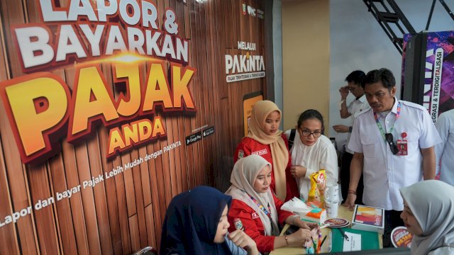 Pegawai Bapenda Makassar sedang melayanan pembayaran PBB di booth F8. (Foto: Shinta/HN)