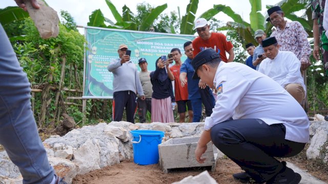 Bupati Pangkep lakukan peletakan batu pertama untuk pembangunan Masjid Babuttaubah.