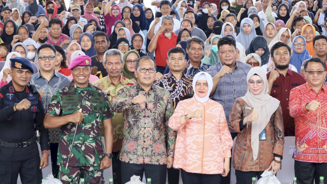 Penyaluran bantuan pangan beras tahap II olhe Perum Bulog Kantor Cabang Makassar di Tribun Lapangan Karebosi Jumat (14/06/2024).