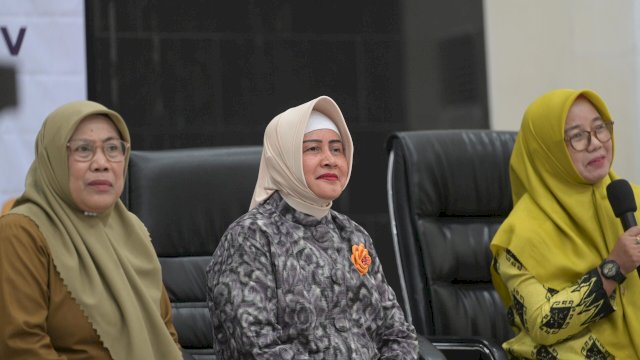 Ketua PKK Kota Makassar Indira Yusuf Ismail (batik silver) bersama Sekretaris Koalisi Perempuan Indonesia cabang Makassar Ariani (jilbab lime). Foto: HN/Sinta