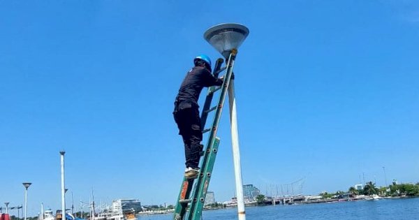Sukseskan Gelaran F8 Makassar, Dishub Lakukan Pemeliharaan Lampu Jalan di Sekitar Anjungan Losari