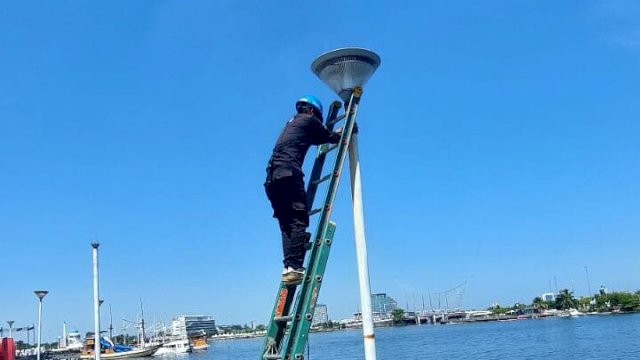 Petugas Dishub Makassar melakukan perbaikan lampu jalan di sekitar Anjungan Pantai Losari. (Foto: Dok Dishub)