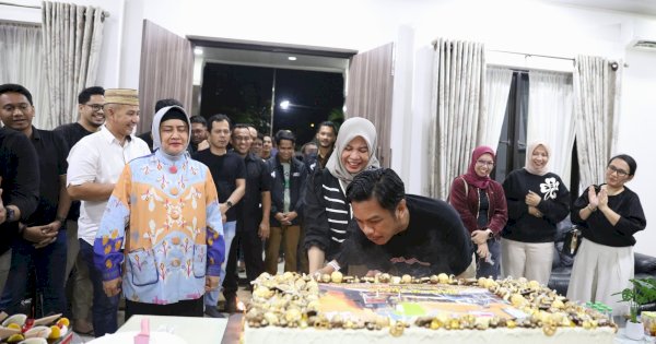 Ultah ke 43 Tahun, PJ Sekda Terima Kejutan Spesial dari Jajaran OPD Lingkup Pemkot Makassar