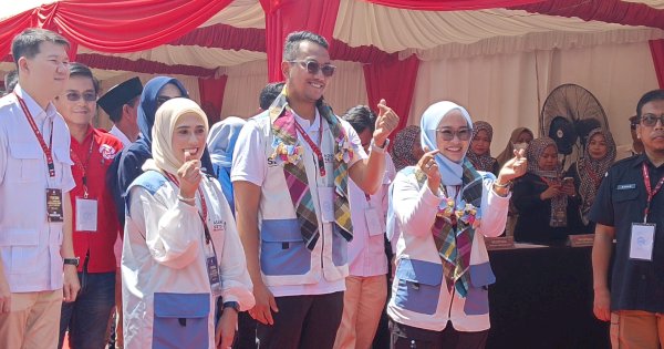 Andi Seto &#8211; Rezki Pendaftar Pertama di KPU Makassar