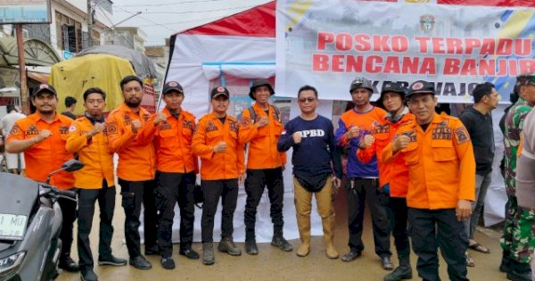 Terima Instruksi Wali Kota, TRC BPBD Makassar Gerep Lakukan Evakuasi Korban Banjir di Wajo