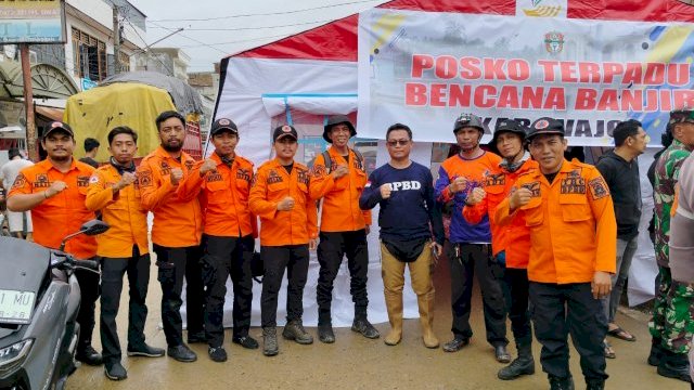Terima Instruksi Wali Kota, TRC BPBD Makassar Gerep Lakukan Evakuasi Korban Banjir di Wajo
