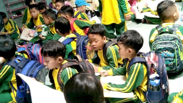 Tingkatkan Minat Baca, Dispus Makassar Gelar Program Keliling: Kunjungi Dua Sekolah Dasar