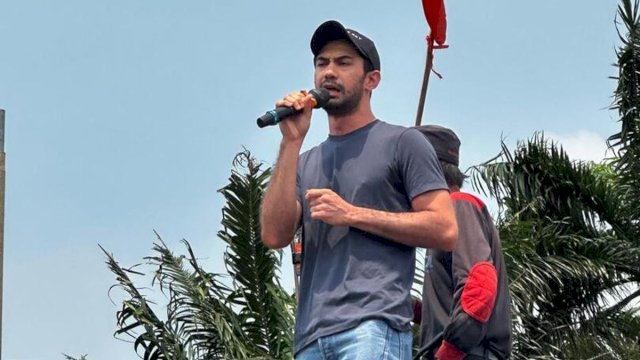 Reza Rahadian saat orasi dalam aksi penolakan RUU Pilkada. Foto: ist