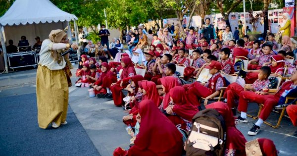 Panggung F8 Makassar Hadirkan Dongeng Keliling Hibur 100 Siswa SDN Garuda, DP3A: Bentuk Pemberian Ruang Pemkot