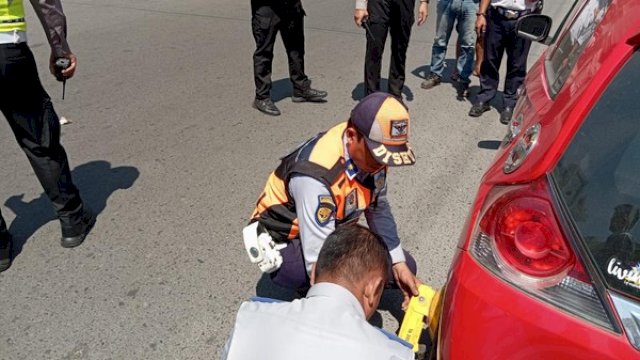 Tindak Tegas, Dishub Makassar Gembok Hingga Kempeskan Kendaran yang Parkir Sembarang