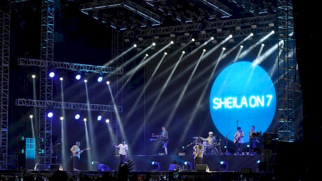 Gelaran konser sheila on 7 di Makassar. (Foto: humas bjb)