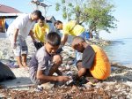 Cegah Kerusakan Lingkungan di Pulau Lae-lae, Indosat Ajak Warga Bersih-bersih Pantai&nbsp;