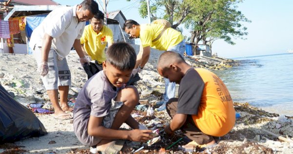 Cegah Kerusakan Lingkungan di Pulau Lae-lae, Indosat Ajak Warga Bersih-bersih Pantai
