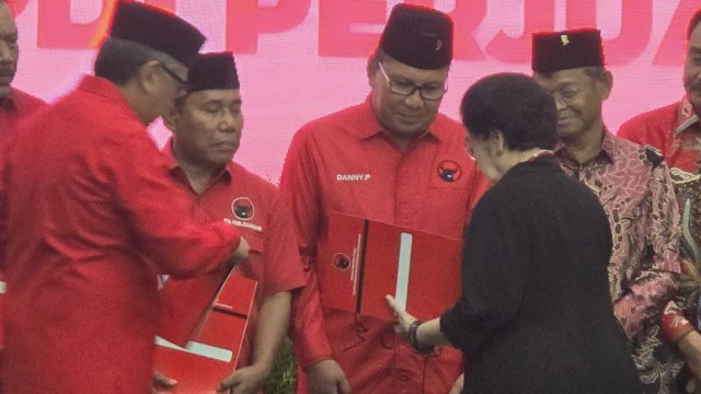 Moh Ramdhan Pomanto saat menerima surqt rekondisi jhllk