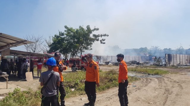 Gerak Cepat, Tim BPBD Makassar Turun Tangan Atasi Kebakaran Bangsal Pekerja di Citraland Tamalanrea