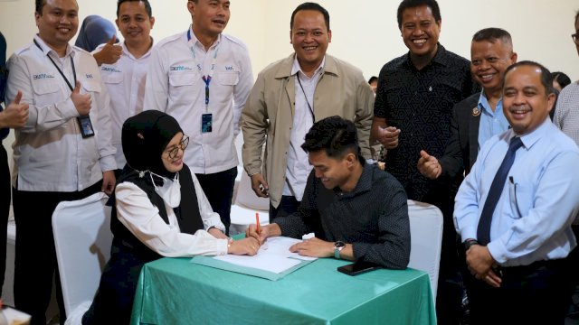 Akad massal kredit pemilikan rumah yang dilakukan oleh 18 karyawan hotel di Bugis Meeting Room Hotel Whiz Prime Sudirman Makassar. (Foto: Humas PHRI Sulsel)