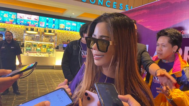 Fenny Frans Selebgram makassar saat diwawancarai awak media di XXI Panakkukang Makassar. (Foto: Gita/HN)