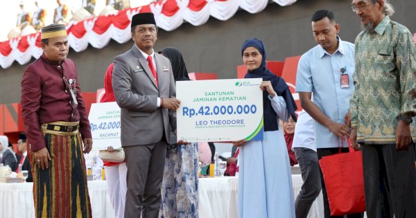 Pemkot Makassar Serahkan Santunan Jaminan Kematian kepada Ahli Waris pada HUT RI ke-79