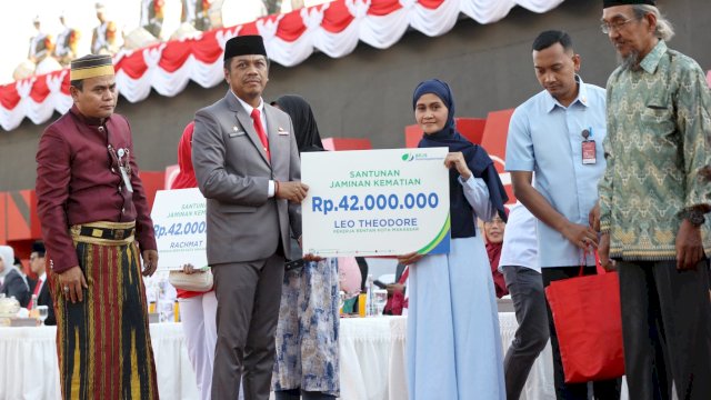 Pemkot Makassar Serahkan Santunan Jaminan Kematian kepada Ahli Waris pada HUT RI ke-79