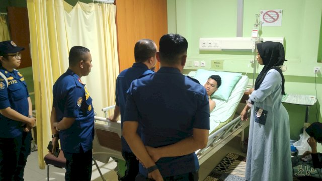 Sejumlah pejabat struktural Dinas Pemadam Kebakaran dan Penyelamatan (Damkarmat) Kota Makassar, menjenguk korban kecelakaan lalu lintas (lakalantas) di Rumah Sakit Pelamonia, Kamis (15/08/2024).