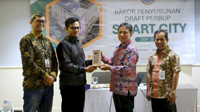 Pemerintah Kota (Pemkot) Makassar memaparkan penyusunan draft Smart City dalam rapat koordinasi yang diadakan Pemerintah Kabupaten (Pemkab) Tangerang. Berlangsung di Hotel Arya Duta Makassar, Kamis (29/08/2024).