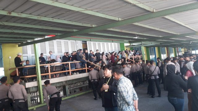 Personel gabungan dari Polres Pelabuhan Makassar berjaga di Pasar Butung.