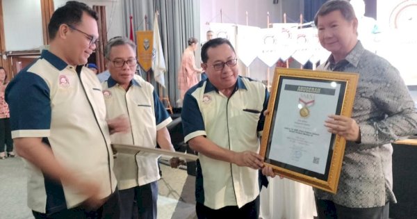 Dedikasi Jaga Demokrasi, SMSI Beri Pin Emas ke Prabowo Subianto