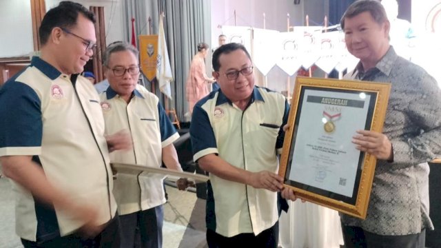 Dedikasi Jaga Demokrasi, SMSI Beri Pin Emas ke Prabowo Subianto