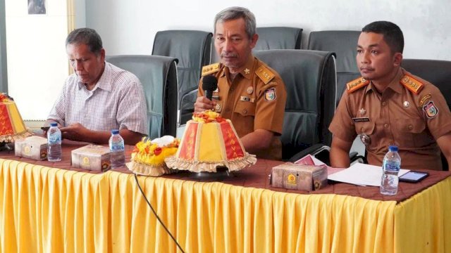 Camat Wajo, Nimrod Sembe (tengah).