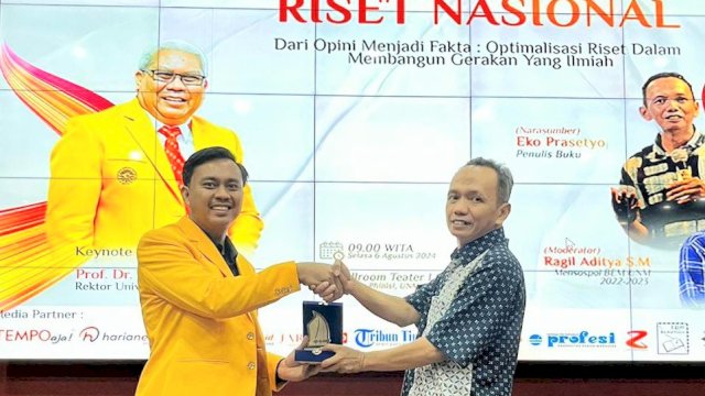 Presiden BEM UNM, Hasrul menyerahkan plakat akrilik kepada narasumber Eko Prasetyo. (Dok: ist)