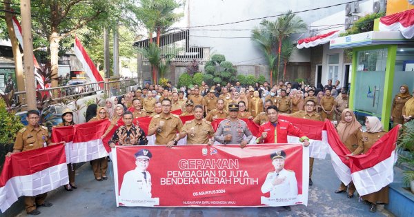 Jelang HUT RI, Kesbangpol Makassar Mulai Bagi Bendera Merah Putih Gratis